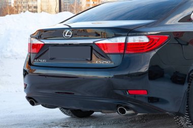 Novosibirsk, Rusya - 12.06.2018: Japon üretici sembollerin gövde sokakta karda otopark araba vücut Lexus es siyah sedan arka Close-up.