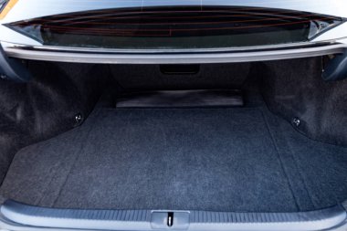 Yıkama ve temiz bir mat siyah malzeme Bagaj yükleme için hazır özel ile vakumlama sonra araba sedan yakın açık boş gövde.