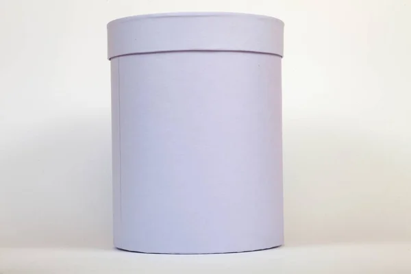Uma Caixa Papelão Roxa Tubo Perto Fundo Branco Forma Redonda — Fotografia de Stock