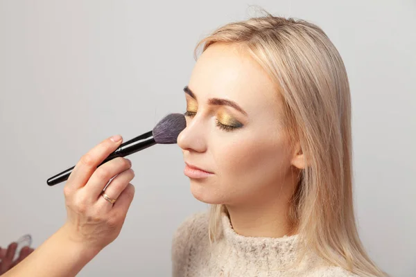 Makeup Kunstner Sætter Make Blond Model Med Lukkede Øjne Overlejre - Stock-foto