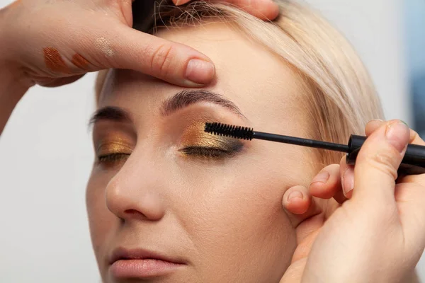 Makeup Kunstner Sætter Orientalsk Stil Make Med Guld Grønne Nuancer - Stock-foto