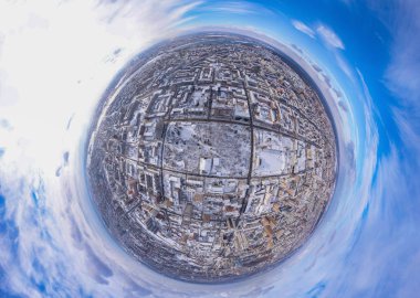 Şehir güneşli gün, kış manzara karlı şehrin, mavi gökyüzü beyaz bulutların üzerinde park, kare ve nehir, kar altında evlerin çatıları ile yuvarlak panorama havadan görünümü.
