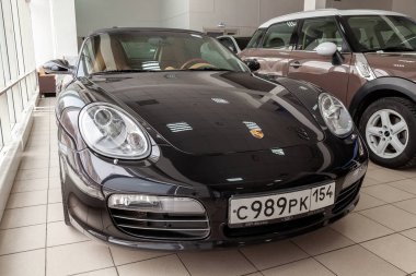 Novosibirsk, gayrimenkül - 08.01.2018: Ön görünümü satış için hazırlanan ve showroom cilalı parlak siyah gövde ile sergilenen 2006 spor porsche boxster s Sedan