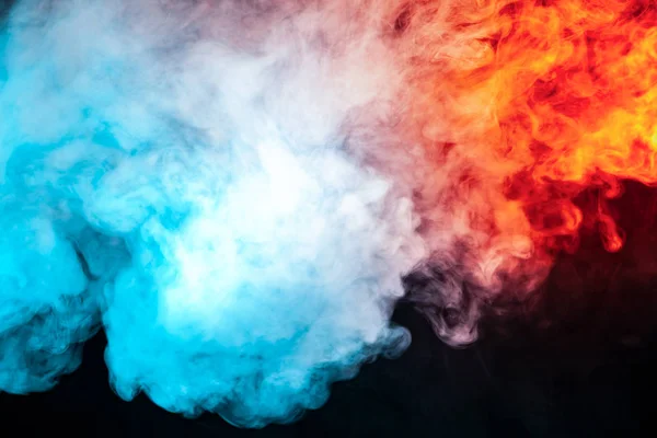 半透明的浓烟 在黑暗的背景下被光线照亮 分为两种颜色 蓝色和红色 燃烧出来 从一对蒸汽蒸发 — 图库照片