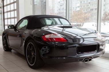 Novosibirsk, gayrimenkül - 08.01.2018: Arka çeyrek görünüm 2006 spor porsche boxster s sedan satış için hazırlanan ve showroom cilalı parlak siyah gövde ile sergilenen