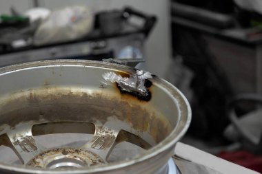 Otomotiv döküm disk bölme noktada bir deliğe bir atölye de yol onarım ve lastik uygun araçlar için düştükten sonra kaynak tarafından onarım sırasında