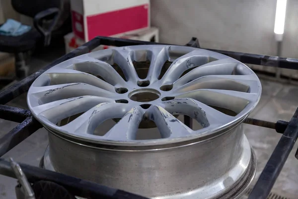Alüminyum direksiyona yüzey temizleme ve aşındırıcı malzeme yardımı ile tekerlek tesviye Atölyesi, sonraki resimdekiler için hazırlanıyor