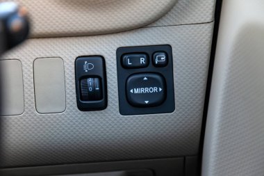Aynalar elektrikli sürücü arabanın içindeki delikli adil deri kaplı şık bir panel kontrol etmek için düğmeler siyah beyaz işaret ve sembolleri ile modern tasarım bulunmaktadır.