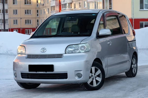 Novosibirsk Rusya Federasyonu Aile Araba Markası Toyota Porte Sokakta Gümüş — Stok fotoğraf