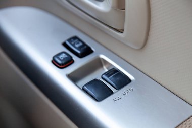 Araba windows dosyasının otomatik açılması ve merkezi bir araç kapıda kilit kontrol düğmeleri