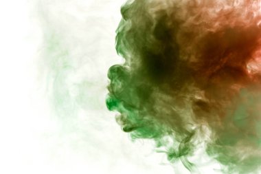 Arka plan beyaz izole zeminde koyu yeşil ve kırmızı dalgalı duman. Vape Buhar soyut desen.