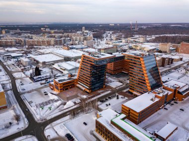 Academpark Teknopark Novosibirsk akademik İlçesi - havadan görünümü laboratuvarları ve yenilikçi projeler, teknik buluşlar ile büyük bina içinde bir kış günü bulutlu karla kaplı