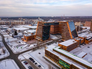 Academpark Teknopark Novosibirsk akademik İlçesi - havadan görünümü laboratuvarları ve yenilikçi projeler, teknik buluşlar ile büyük bina içinde bir kış günü bulutlu karla kaplı