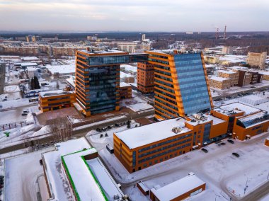 Academpark Teknopark Novosibirsk akademik İlçesi - havadan görünümü laboratuvarları ve yenilikçi projeler, teknik buluşlar ile büyük bina içinde bir kış günü bulutlu karla kaplı
