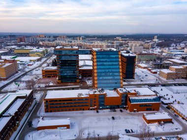Academpark Teknopark Novosibirsk akademik İlçesi - havadan görünümü laboratuvarları ve yenilikçi projeler, teknik buluşlar ile büyük bina içinde bir kış günü bulutlu karla kaplı