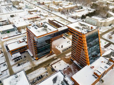 Academpark Teknopark Novosibirsk akademik İlçesi - havadan görünümü laboratuvarları ve yenilikçi projeler, teknik buluşlar ile büyük bina içinde bir kış günü bulutlu karla kaplı