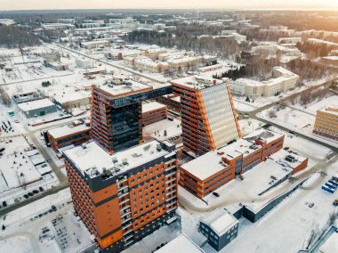 Academpark Teknopark Novosibirsk akademik İlçesi - havadan görünümü büyük bina laboratuvarlar ve yenilikçi projeler, teknik buluşlar ile kış gün batımında karla kaplı