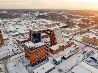 Academpark Teknopark Novosibirsk akademik İlçesi - havadan görünümü büyük bina laboratuvarlar ve yenilikçi projeler, teknik buluşlar ile kış gün batımında karla kaplı
