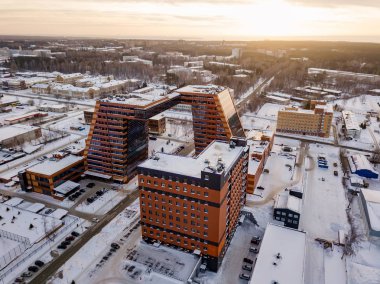 Academpark Teknopark Novosibirsk akademik İlçesi - havadan görünümü büyük bina laboratuvarlar ve yenilikçi projeler, teknik buluşlar ile kış gün batımında karla kaplı