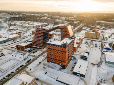 Academpark Teknopark Novosibirsk akademik İlçesi - havadan görünümü büyük bina laboratuvarlar ve yenilikçi projeler, teknik buluşlar ile kış gün batımında karla kaplı