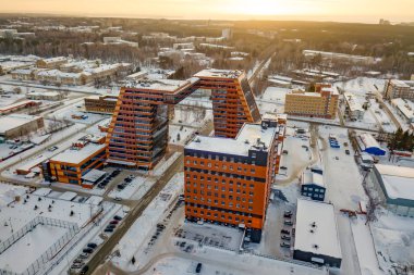 Academpark Teknopark Novosibirsk akademik İlçesi - havadan görünümü büyük bina laboratuvarlar ve yenilikçi projeler, teknik buluşlar ile kış gün batımında karla kaplı