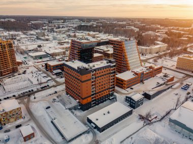 Academpark Teknopark Novosibirsk akademik İlçesi - havadan görünümü büyük bina laboratuvarlar ve yenilikçi projeler, teknik buluşlar ile kış gün batımında karla kaplı