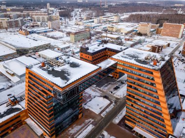 Academpark Teknopark Novosibirsk akademik İlçesi - havadan görünümü laboratuvarları ve yenilikçi projeler, teknik buluşlar ile büyük bina içinde bir kış günü bulutlu karla kaplı