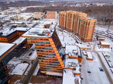 Toplum Merkezi ve personel apartman academpark Teknopark Novosibirsk akademik İlçesi - laboratuvarları ve teknik buluşlar ile bir kışın bina büyük havadan görünümü