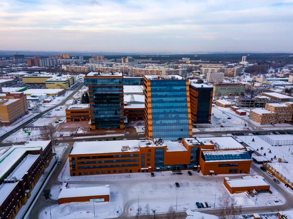 ノボシビルスク学術郷 Academpark のテクノパークの空撮雲冬の日に雪で覆われた技術的な発明と革新的なプロジェクト研究所の大きな建物 — ストック写真