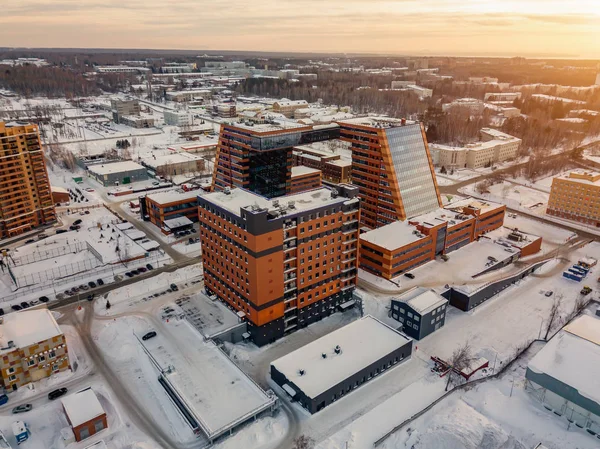 ノボシビルスク学術郷 Academpark のテクノパークの空撮技術的な発明と革新的なプロジェクト研究所の大きな建物は夕暮れ時の冬の日に雪で覆われて — ストック写真