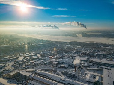Novosibirsk şehir sokakları, küçük binalar ile kara sevdanın bir havadan görünümden kış manzara nehir hangi duman kar ve çıkıntılı borudan kapsadığı buz altında gelir