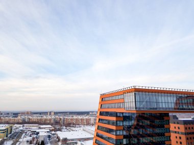 Hava görünümünü köprüde academpark Teknopark Novosibirsk akademik İlçesi - laboratuvarları ve teknik buluşlar ile bir kışın bina büyük iki bina bağlama