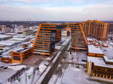 Academpark Teknopark Novosibirsk akademik İlçesi - havadan görünümü laboratuvarları ve yenilikçi projeler, teknik buluşlar ile büyük bina içinde bir kış günü bulutlu karla kaplı