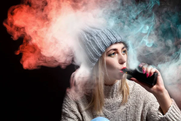 Menina Loira Suéter Malha Chapéu Segura Vape Cigarro Eletrônico Sua — Fotografia de Stock