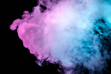 Vape Buhar yükselen çok renkli, renkli duman, ışıklı tarafından karanlık bir siyah izole arka plan, kulüp ve bukleler, kaynaklı mavi, mor ve pembe ışıkta kalın. Rüzgar blow