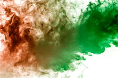 Çok renkli, renkli duman, ışıklı ile beyaz bir karşı yeşil ve kırmızı ışıkta kalın arka plan, kulüp ve bukleler, kaynaklı vape Buhar yükselen izole. Rüzgar blow