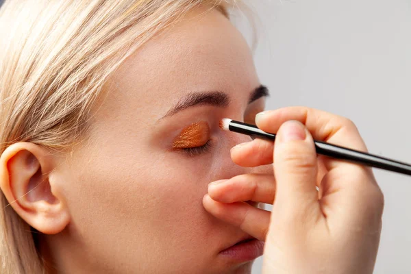 Maquillaje Artista Con Pincel Mano Poner Maquillaje Densas Sombras Doradas — Foto de Stock