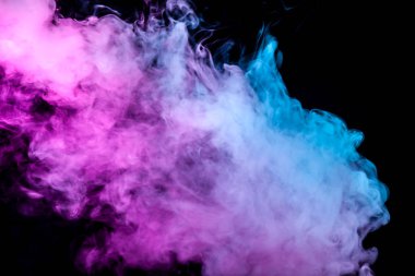 Vape neon mavi ve mor tarafından aydınlatılmış karanlık bir arka plan üzerinde bir çift duman kalın sütun.