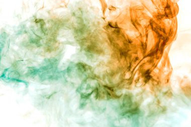 Çok renkli, renkli duman, ışıklı ile beyaz bir karşı yeşil ve kırmızı ışıkta kalın arka plan, kulüp ve bukleler, kaynaklı vape Buhar yükselen izole. Rüzgar blow