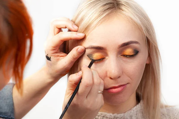 Maquillador Con Ayuda Pincel Una Mano Dibuja Una Flecha Los — Foto de Stock