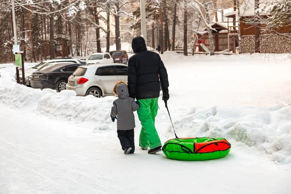 Vader Met Een Kind Winter Pakken Naar Beneden Heuvel Met — Stockfoto