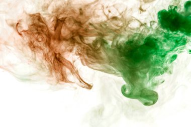 İzole bulutlar duman renkli: yeşil, beyaz arka plan üzerine suluboya gibi kaydırma turuncu yakın çekim. T-shirt baskı.