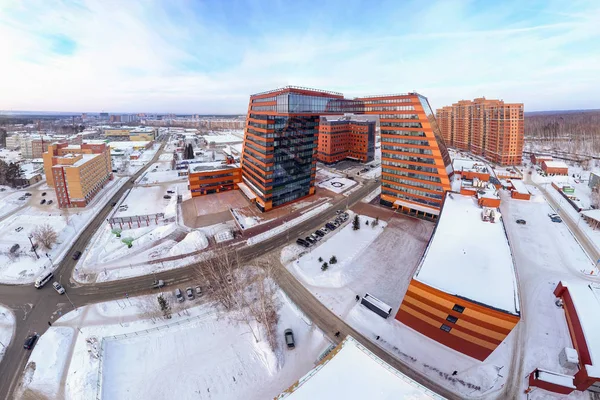Novosibirsk, Rusya - 01.19.19: Cam ve kırmızı tuğla laboratuvarları ve yenilikçi projeler, Novosibirsk akademik İlçesi Teknopark teknik doğada buluşlar bir kış gününde büyük yapı. Havadan görünümü.