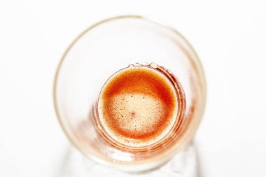 Buğday renginde bira cam saydam cam sol alt yüzeyinde küçük bir köpük ile içki susuzluk yaz aylarında emer, partilerde popüler.