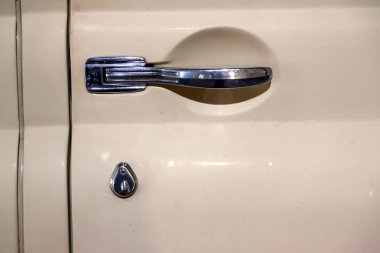 Novosibirsk, Rusya - 01.30.19: Görünüm kapalı açık kapı kolu ve Sovyetler Birliği bej Gaz m-20 pobeda yayımlanan yönetici sınıfının eski Rus aracın anahtar deliği ile