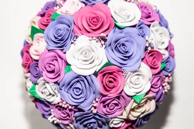 Bir close-up bir romantik yapay buket çiçek bir Lila, pembe ve beyaz kumaş foamiran boş bir arka plan üzerinde yapılmış değil solmaya uzun bir bellek için bir hediyedir. Hobi ve el sanatları