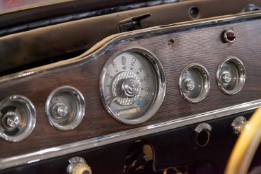 Novosibirsk, Rusya - 01.30.2019: Bir panel bir hız ve SSCB'ye serbest iç bir eski Rus retro araba gaz 13 martı chaika yönetici sınıf, takometre ve aygıtlar