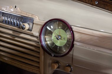 Novosibirsk, Rusya - 01.30.2019: Saat ve radyo, Sovyetler Birliği bej Gaz m-20 pobeda yayımlanan yönetici sınıf eski Rus otomobilin paneli ve aygıtlar