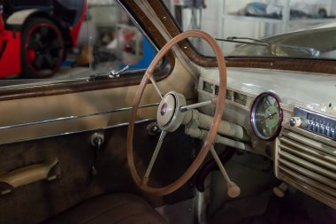 Novosibirsk, Rusya - 01.30.2019: Eski Rus araba direksiyon simidi ve sürücü kapı, Sovyetler Birliği bej Gaz m-20 pobeda yayımlanan yönetici sınıf panel ve aygıtlar