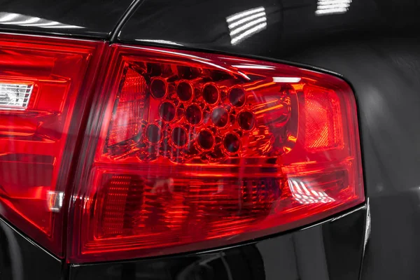 Крупный План Заднем Светодиодном Тормозном Светильнике Красного Цвета Черном Автомобиле — стоковое фото